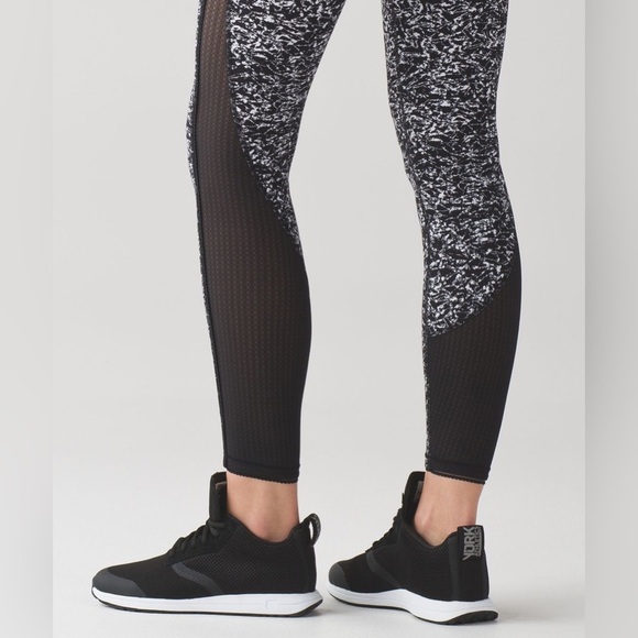 Lululemon Deep Breath Tight
Iced Wave White Black 4 - Picture 2 of 5